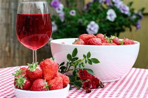  Strawberry Wine : Kalp kırıklığıyla dolu, tatlı bir nostalji şarkısı